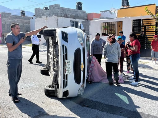 Imagen Conductora vuelca tras distraerse con el celular en Saltillo