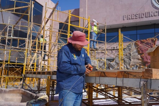 Se instala el monumental nacimiento en la presidencia.