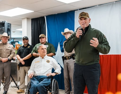 Imagen Visitan Greg Abbott y el próximo Zar de la Frontera, a militares asentados en Eagle Pass