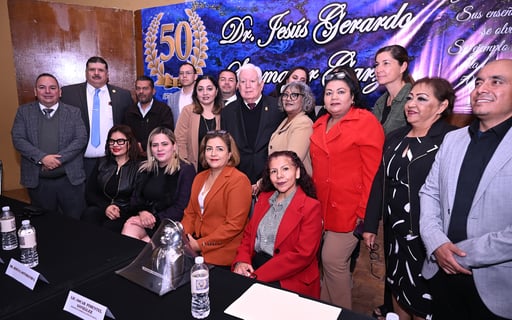 El doctor Jesús Sotomayor Garza con algunos de los profesionistas que formó como docente (EL SIGLO DE TORREÓN/RAMÓN SOTOMAYOR)
