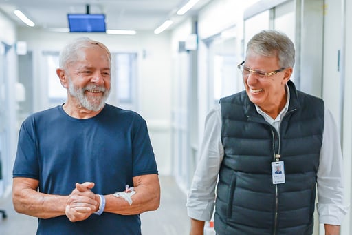 Imagen Lula da Silva aparece caminando tras cirugía en el cráneo