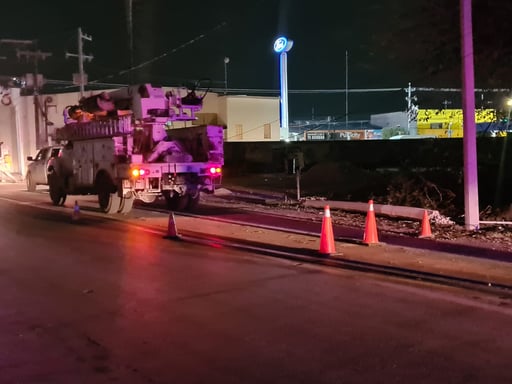 Imagen Camión de volteo golpea poste de CFE y deja sin luz a 10 departamentos habitacionales