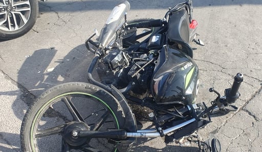 Imagen Motociclista herido y detenido tras choque con camioneta en Torreón