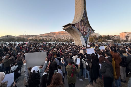 Centenares de personas se concentraron este jueves ante el monumento de la Espada Damascena, en la céntrica plaza de los Omeyas, en Damasco. (EFE)