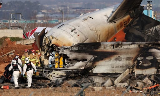 Restos del avión de la aerolínea Jeju Air tras el siniestro aéreo. Foto: EFE