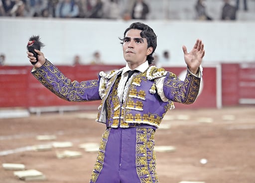 El matador lagunero Juan Manuel agradeció a los amantes a la tauromaquia durante su salida de la plaza lerdense.