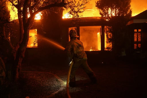 Imagen Evacúan a 30 mil personas por incendio forestal en Los Ángeles