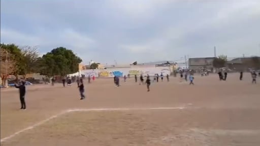 Imagen Partido de fútbol termina en caos, jugador sacó pistola tras riña con piedras y botellas