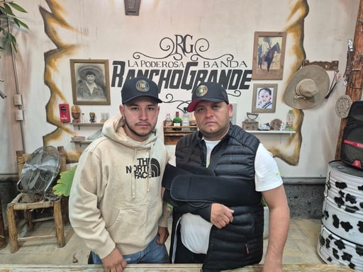 Charla. Víctor y Héctor, miembros de la Rancho Grande, platicaron con El Siglo del terrible suceso que vivieron días atrás.