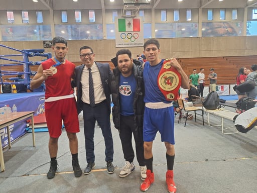 El subcampeón Jesús Talamantes (i) y el monarca Charly Rodríguez (d) posan con la medalla y cinturón obtenido. (Especial)
