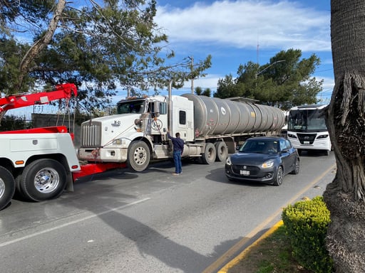 Imagen Aseguran dos pipas que transportaban más de 100 mil litros de combustible