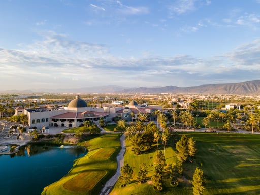 El campo de golf de 18 hoyos, así como el tee de práctica, lucen en impecables condiciones en el actual invierno, preparándose para futuros torneos.