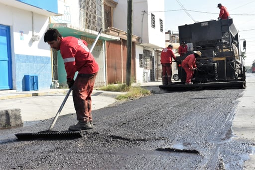 El Sistema Integral de Mantenimiento Vial realiza acciones en distintos puntos de la ciudad de Torreón. (EL SIGLO DE TORREÓN)