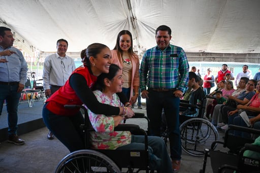 Imagen Autoridades estatales y municipales entregan apoyos para personas con discapacidad en Lerdo