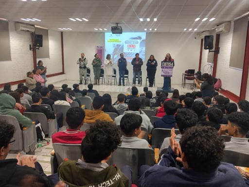 Imagen Ofrecen conferencia a jóvenes del CBTIS 4 de Lerdo sobre violencia en el noviazgo