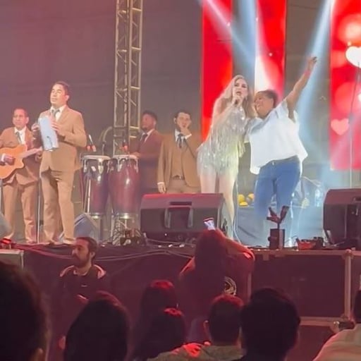 Imagen Chofer lagunera Paloma de la Vara y Alicia Sifuentes cantan juntas en evento masivo