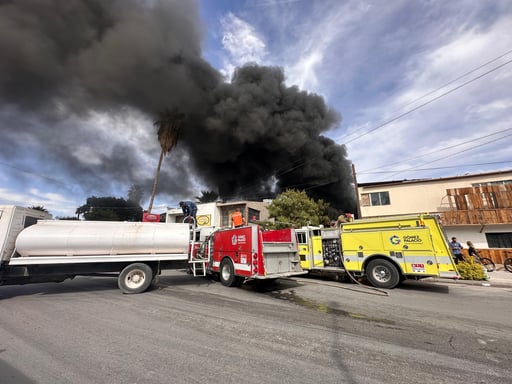 Imagen Fuerte incendio en Gómez Palacio deja un bombero intoxicado