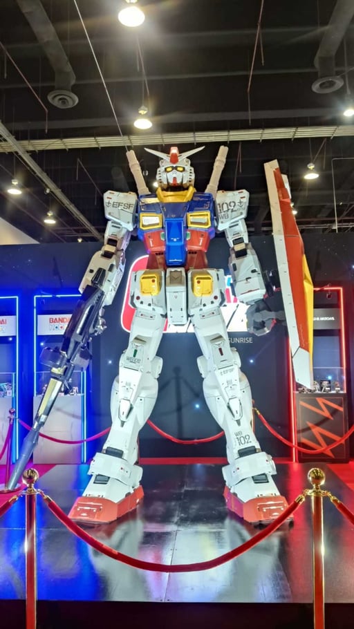 Impresiona. Otro atractivo en el área de exhibiciones de La Mole fue el modelo de una enorme figura de Gundam Wing.