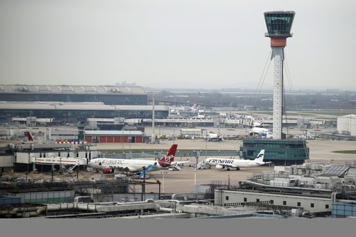 Imagen Investigan incendio en aeropuerto Heathrow de Londres, más de mil vuelos fueron afectados