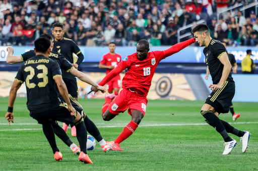 El panameño Cecilio Waterman Ruiz (segundo a la derecha) intenta anotar contra México durante la primera mitad de la final de la Liga de Naciones de la CONCACAF. Foto AP