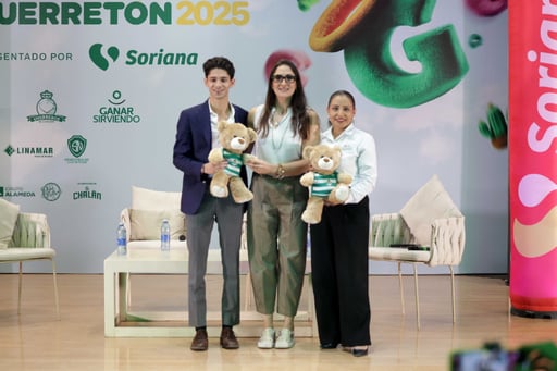El evento es encabezado por Laura Kalb de Irarragorri (c), presidenta honoraria de Ganar Sirviendo, AlecoIrarragorri Kalb, presidente de club y Silvia Martínez, de la Dirección Operativa de EDUSER. (Especial)