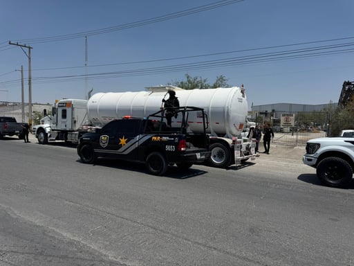 Imagen Aseguran tracto camión con 14 mil litros de hidrocarburo; un masculino fue asegurado