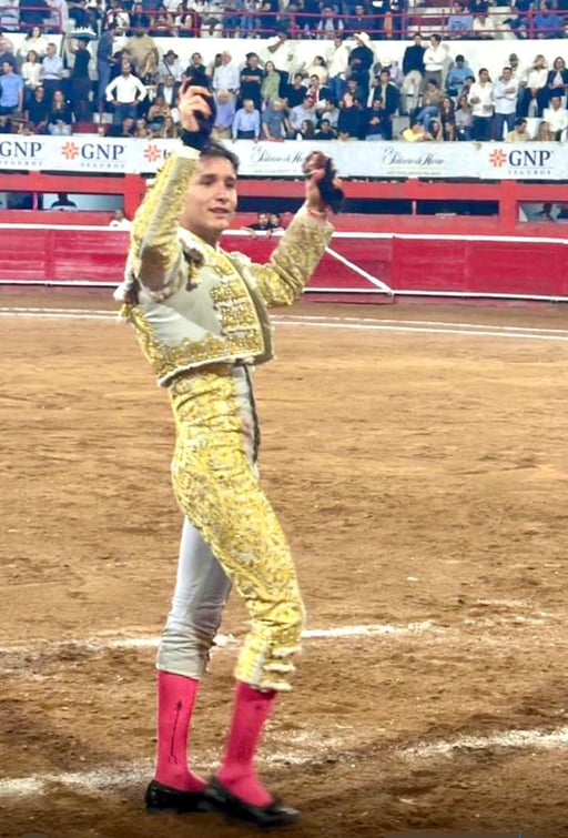 El torero lagunero logró cortar dos orejas en Monterrey.