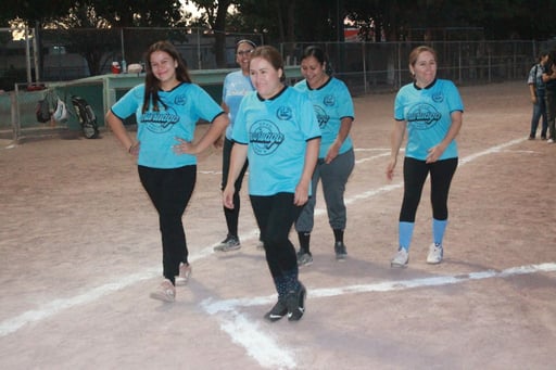 Las representantes de cada uno de los once equipos participantes, realizaron el tradicional desfile por el infield del campo 16. (Especial)
