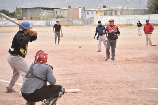Los docentes, administrativos, trabajadores manuales, y toda la familia perteneciente al SNTE Sección 38, dan vida
y pasión a esta competencia de pelota que se vive en los campos de dicho sector magisterial. (Archivo)