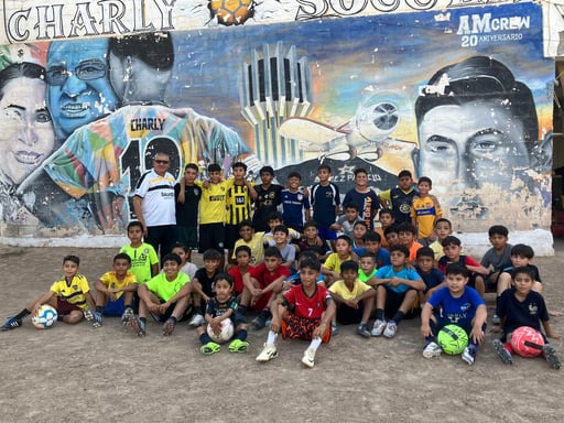 El sueño de decenas de niños y jovencitos laguneros de escasos recursos sigue latente más que nunca, buscando
seguir los pasos y éxitos del futbolista profesional Uriel Antuna, actualmente en Tigres. (META)
