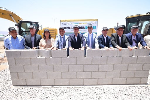Empresarios y autoridades colocaron la primera piedra de la empresa Bühler, con una inversión de mil millones de pesos. (EL SIGLO DE TORREÓN)
