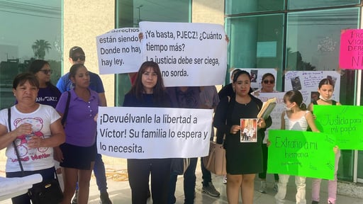 Imagen Padres de familia víctimas de violencia vicaria se plantaron a las afueras de la Fiscalía para exigir avances