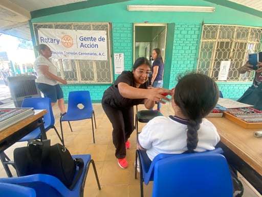 Imagen Club Rotario Torreón Centenario lleva revisiones visuales y dentales a niños de Primaria Héroe de Nacozari