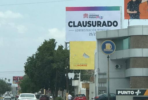Imagen Clausuran 12 anuncios espectaculares en cinco días por irregularidades en permisos