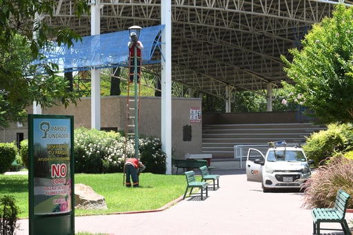 Este lunes iniciaron los trabajos de modernización del alumbrado en el Parque Fundadores de Torreón. (EL SIGLO DE TORREÓN)
 
