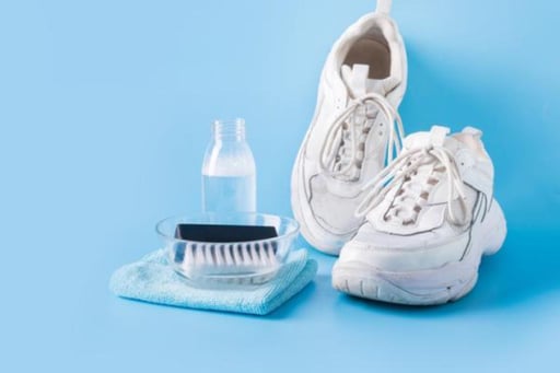 Un truco casero con amoniaco y percarbonato de sodio ayuda a devolverle el blanco a tus tenis sin dañarlos.