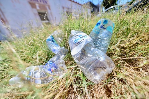 Una de las principales fuentes de contaminación por plásticos son los productos plásticos de un solo uso, como las botellas de agua. (EL SIGLO DE TORREÓN)