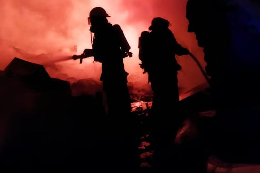 Imagen Se incendia casa y alcanza tres autos estacionado; familia fue rescatada