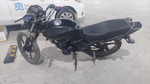 Imagen Agentes municipales detiene a joven que manejaba motocicleta con reporte de robo vigente