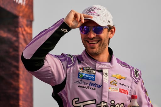 El piloto ha realizado multiples viajes como el rostro de la carrera en el Autódromo Hermanos Rodríguez.