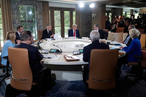 De izquierda a derecha, la primera ministra de Italia Giorgia Meloni, el presidente de Francia Emmanuel Macron, el primer ministro de Canadá Mark Carney, el presidente de Estados Unidos Donald Trump, el primer ministro de Gran Bretaña Keir Starmer, y el canciller alemán Friedrich Merz, en una sesión de la Cumbre del G7.
