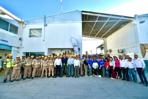 El alcalde consideró que la entrega de uniformes es una muestra de su
compromiso con los trabajadores. (EL SIGLO DE TORREÓN)