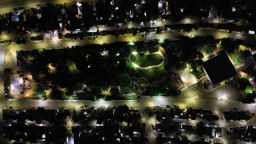 Imagen Renuevan iluminación en Parque Fundadores y Puente Plateado con 150 lámparas led