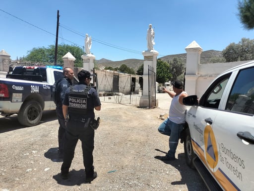 Imagen Lápida se quiebra y tres asistentes a sepelio caen dentro de una tumba