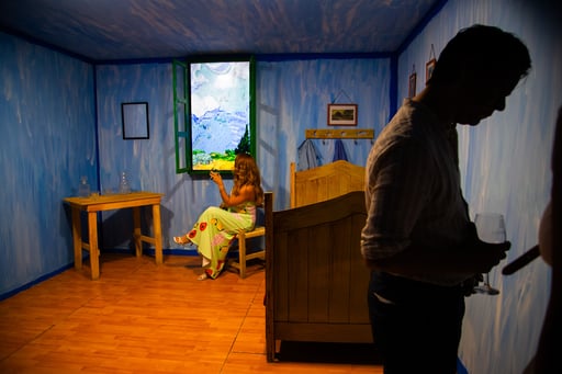 Magia. La primera de las salas supone la inmersión en El dormitorio de Arlés (1888).
