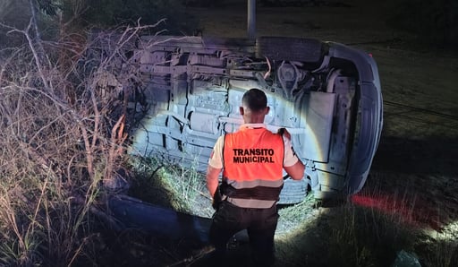 Imagen Abandonan vehículo tras impactarse en la carretera Torreón–San Pedro