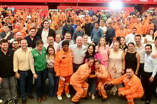 Imagen Entrega Román Alberto Cepeda uniformes al personal de La Ola