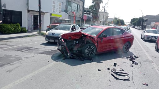 Imagen Conductor de camioneta choca contra dos autos estacionados