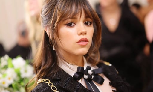 Imagen Jenna Ortega impacta con top de cuero y guantes voluminosos