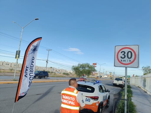 Imagen Consolidan corredor escolar en la avenida Juárez, instalan señalamientos homologados de velocidad
